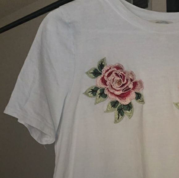 💛5 for $20💛White Short Sleeve Tee w/ Rose Embroidered Patches - Picture 5 of 8